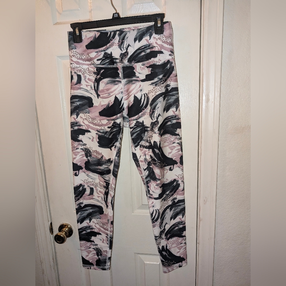 Marika Women's White/Black/Pink Active Capri Leggings